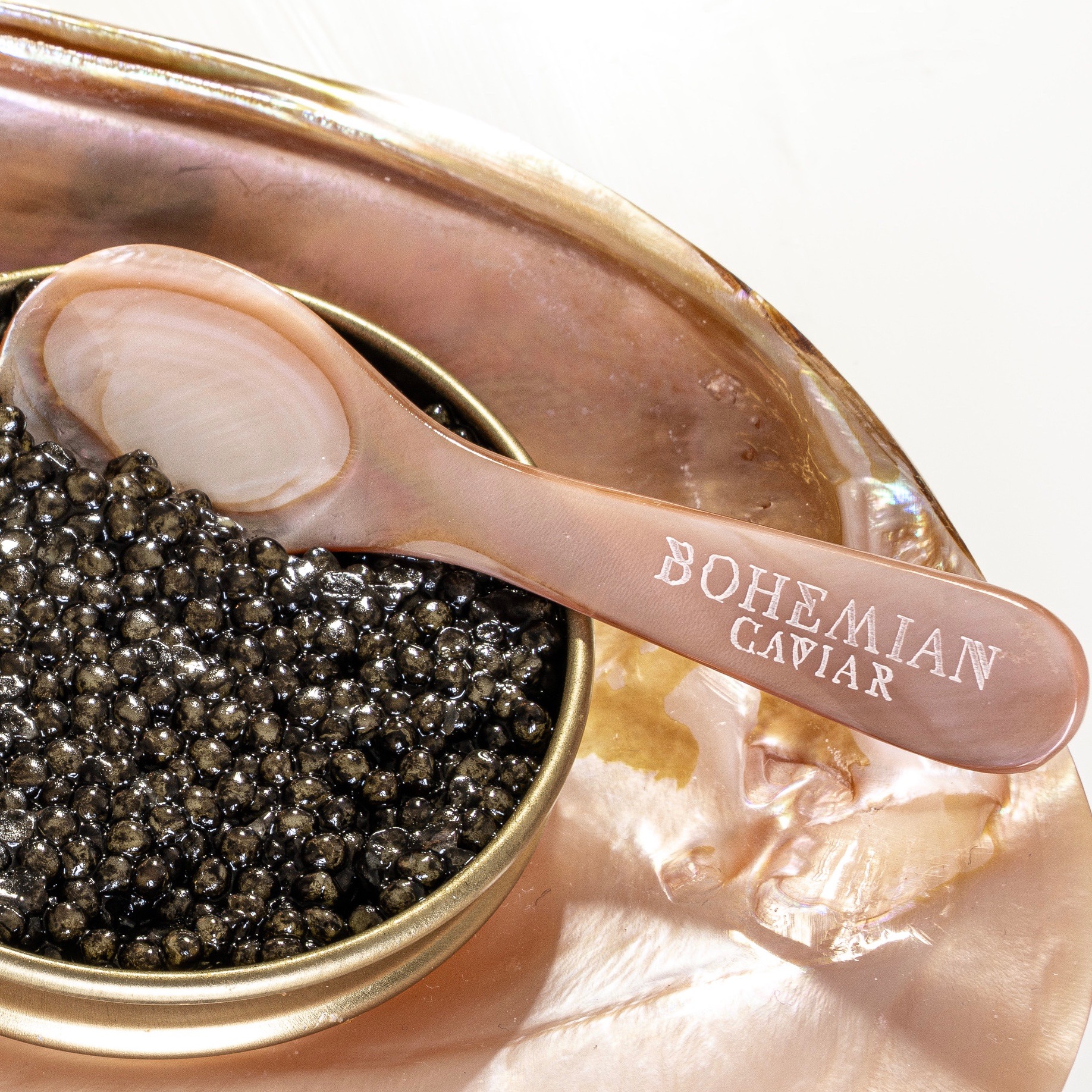 Cuillère en nacre rose naturel – Bohemian Caviar